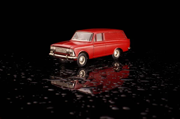 Röd Sovjet Bil Die Gjuten Modell Svart Reflekterande Bakgrund — Stockfoto