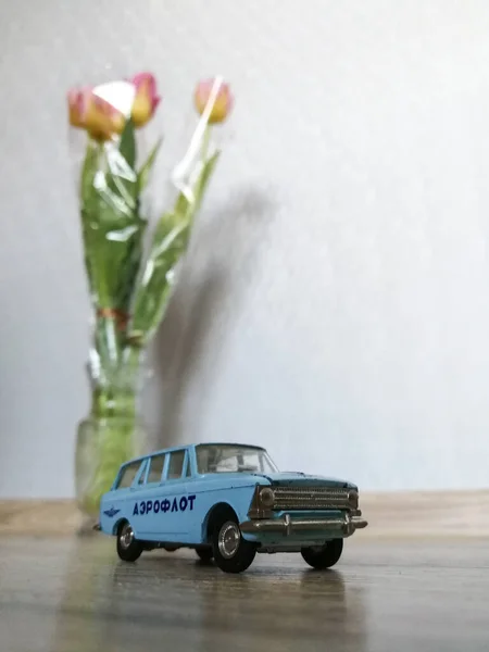 Oude Verouderde Gegoten Model Auto Vloer Met Bloemen Achtergrond — Stockfoto