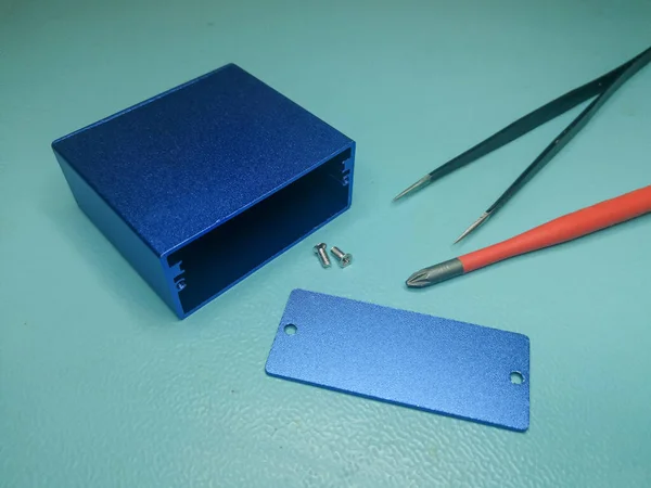Elektronik Projeler Pcb Kalkanları Için Mavi Alüminyum Muhafaza — Stok fotoğraf