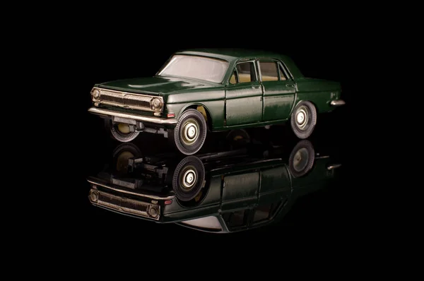 Grön Sovjet Bil Die Cast Modell Svart Reflekterande Bakgrund — Stockfoto