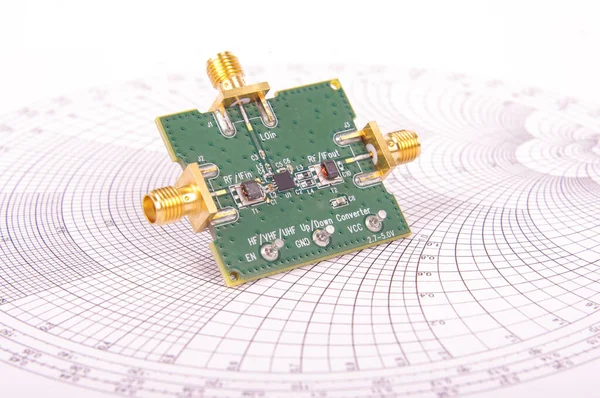 Circuito Stampato Mixer Radiofrequenza Pcb Davanti Grafico Smith Calcoli Microonde — Foto Stock