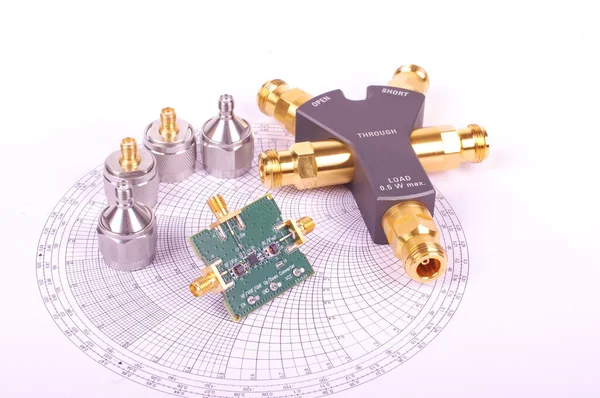 射频混合器列印电路板前面的史密斯图表和其他微波测量工具 — 图库照片