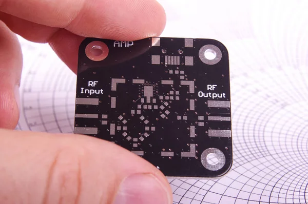 Elektronik Tasarım Test Mühendisi Ellerinde Parçalanmış Radyo Frekansı Pcb — Stok fotoğraf