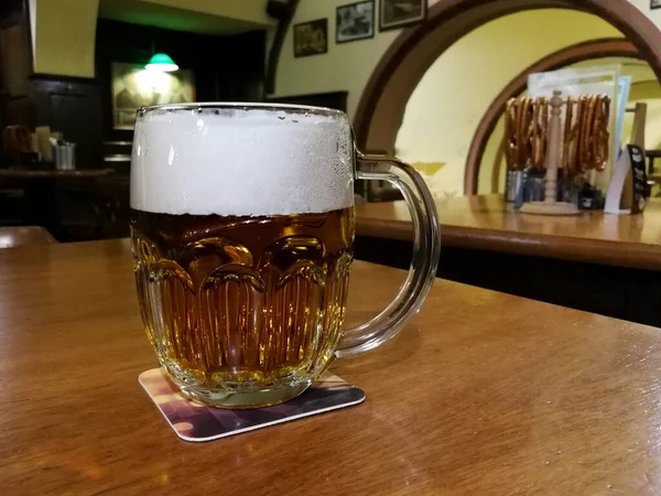 Bardaki Ahşap Masada Bir Bardak Bira — Stok fotoğraf