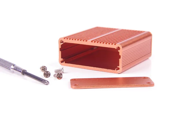 茶色のプロの電子プリント回路基板白の背景に隔離されたエンクロージャ — ストック写真