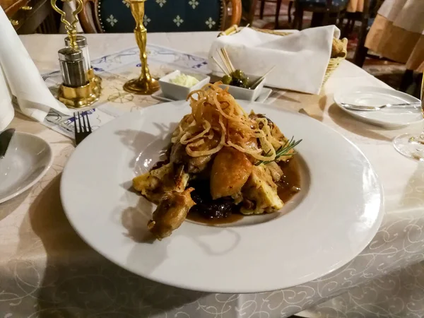 Leckere Traditionelle Tschechische Küche Entenfleisch Auf Dem Restauranttisch — Stockfoto