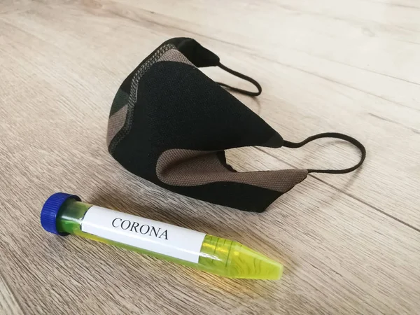 Maska Wojskowa Probówka Tekstem Corona Spadła Drewnianą Podłogę — Zdjęcie stockowe