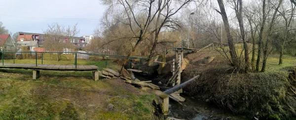 Σπασμένη Τσιμεντένια Πεζογέφυρα Στο Πάρκο Griciupis Στην Kaunas Της Λιθουανίας — Φωτογραφία Αρχείου