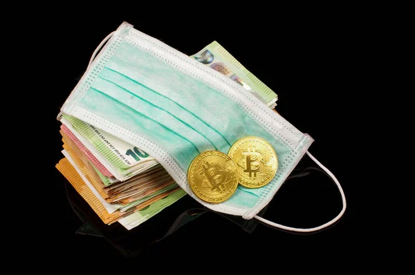 Bitcoin Symbolische Munt Het Masker Een Bos Van Geld Bankbiljetten Stockafbeelding