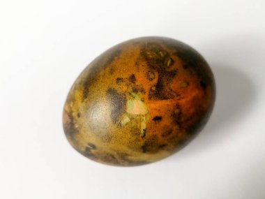 Geleneksel olarak Litvanya boyalı Paskalya yumurtası beyaz arka planda izole.