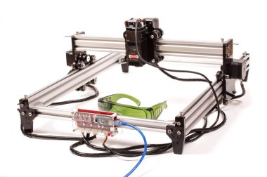 Manipülatörlü CNC lazer oyma makinesi ve beyaz arkaplanda izole edilmiş lazer.