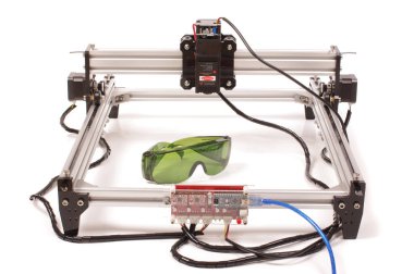 Manipülatörlü CNC lazer oyma makinesi ve beyaz arkaplanda izole edilmiş lazer.