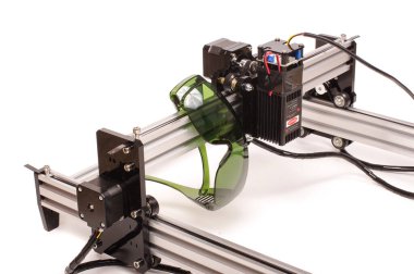 Lazer radyasyonundan korunmak için yeşil gözlük ve yüksek güçlü lazer yakın çekim.