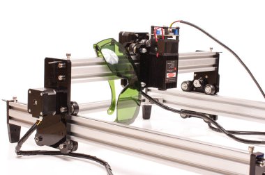 Lazer radyasyonundan korunmak için yeşil gözlük ve yüksek güçlü lazer yakın çekim.