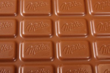 KAUNAS, LITHUANIA - MAYIS 01, 2020: Logo soyut makro yakın motifli Milka çikolatası