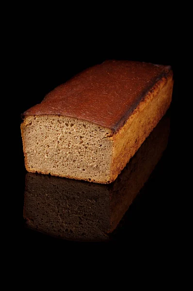 传统的黑面包 黑面包 在黑色背景上被分离出来 — 图库照片