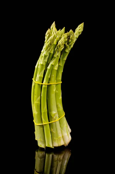 Färsk Ekologisk Grön Sparris Sparris Officinalis Isolerad Svart Bakgrund — Stockfoto