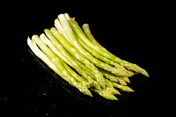 Świeże Organiczne Szparagi Zielone Szparagi Officinalis Izolowane Czarnym Tle — Zdjęcie stockowe