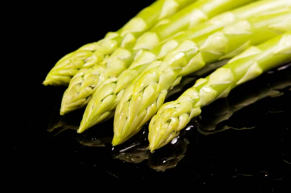 Asparagi Freschi Biologici Verdi Asparagi Officinali Isolati Fondo Nero — Foto Stock