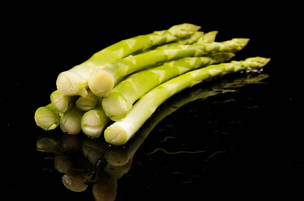 Groene Asperges Asperges Officinalis Vers Geïsoleerd Zwarte Achtergrond — Stockfoto