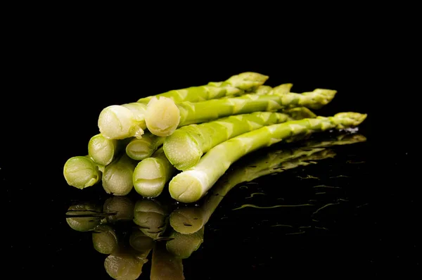 Espargos Verdes Orgânicos Frescos Asparagus Officinalis Isolados Sobre Fundo Preto — Fotografia de Stock