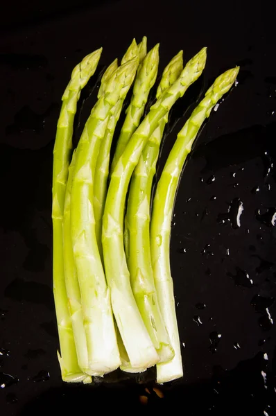 Świeże Organiczne Szparagi Zielone Szparagi Officinalis Izolowane Czarnym Tle — Zdjęcie stockowe