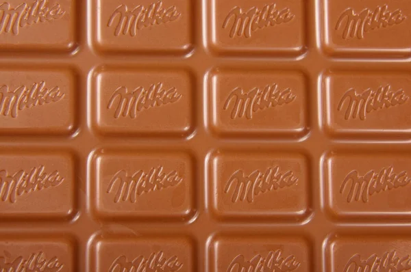 KAUNAS, LITHUANIA - MAYIS 01, 2020: Logo soyut makro yakın motifli Milka çikolatası