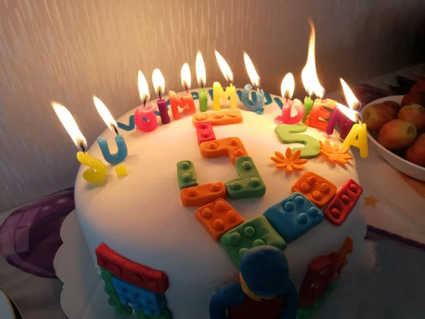 Doce Bolo Aniversário Anos Com Velas Chamas Letras Gimimo Diena — Fotografia de Stock