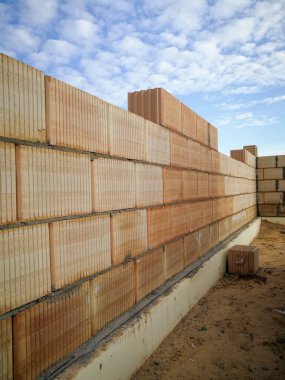 İnşaat alanındaki seramik bloklardan tamamlanmamış inşaat duvarı inşaatı