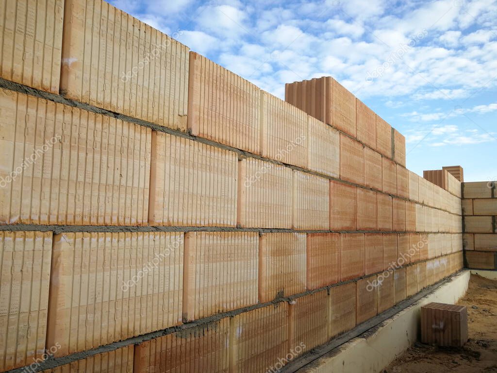 Construcción inacabada de la pared de bloques de cerámica en la obra 2024