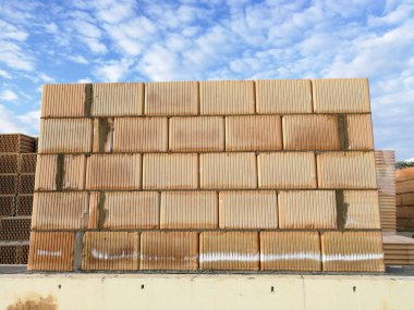 İnşaat alanındaki seramik bloklardan inşaat halindeki ev duvarı