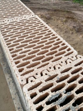 Ev duvarında inşa edilmiş seramik yapı taşı. Kapatın.