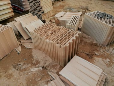 İnşaat alanında hasarlı seramik yapı bloğu. Atık konsepti