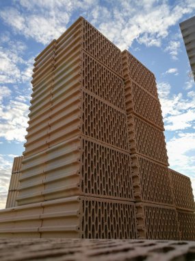 İnşaat alanında akşam saatlerinde seramik bloklar inşa edilecek.