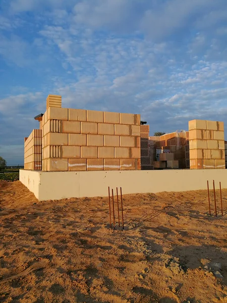 Utsikt Över Ofullbordat Hus Byggt Keramiska Block Byggarbetsplatsen — Stockfoto