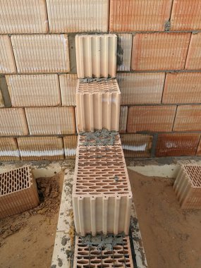 İnşaat alanındaki seramik bloklardan tamamlanmamış inşaat duvarı inşaatı