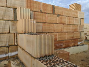 İnşaat alanındaki seramik bloklardan tamamlanmamış inşaat duvarı inşaatı