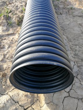 Siyah PVC plastik drenaj borusu delinmiş. Su kanalizasyonu için.