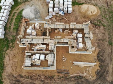 İnşaat alanında tuğla yapımı devam ediyor. Seramik blok ev geyiksiz yapı