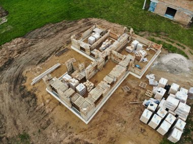 İnşaat alanında tuğla yapımı devam ediyor. Seramik blok ev yapım aşamasında