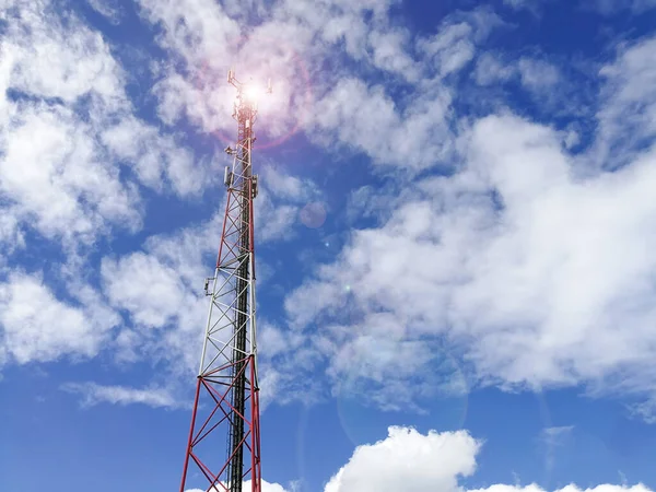青空の前にあるGsm Global System Mobile Communication 基地局と中継塔 — ストック写真