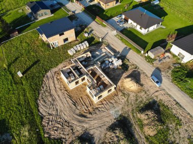 İnşaat alanında tuğla yapımı devam ediyor. Seramik blok ev yapım aşamasında