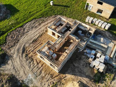 İnşaat alanında tuğla yapımı devam ediyor. Seramik blok ev yapım aşamasında