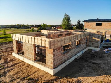 İnşaat alanında tuğla yapımı devam ediyor. Seramik blok ev yapım aşamasında