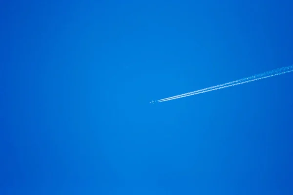 Branco Traço Plano Fundo Céu Azul — Fotografia de Stock