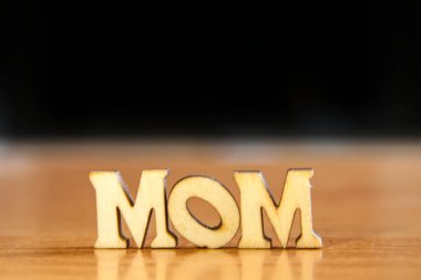 'Anne' ahşap harflerin yaptı. Tablo ve koyu siyah arka plan üzerinde ahşap yazıt