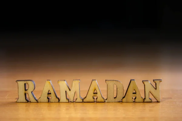 Das Wort Ramadan Aus Holzbuchstaben Holzbeschriftung Auf Tisch Und Dunkelschwarzem — Stockfoto