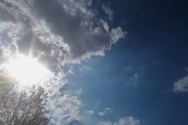 Sol Cielo Azul Con Nubes — Foto de Stock