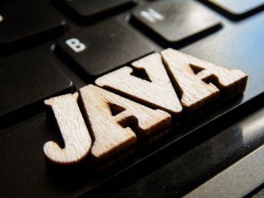Kelime 'java' ahşap harflerin yaptı. klavye üzerinde ahşap yazıt