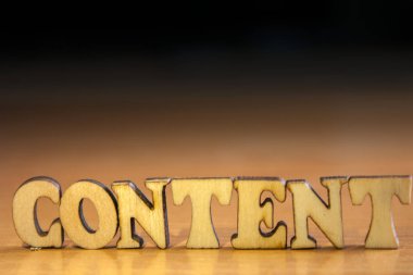 'İçerik' ahşap harflerin yaptı. Tablo ve koyu siyah arka plan üzerinde ahşap yazıt